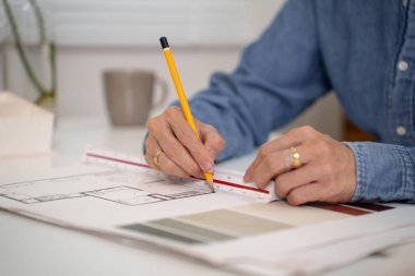 Mimar Eller Çizim Şablonunu müşteri sunumu için Ev Tasarımı Planlama Kalemi ve Cetvelle kapat. Mimar Eller tasarım fikirleri hazırlıyor ve detaylı ev planları hazırlıyor. Mimari projeler için plan tasarımı şarttır.