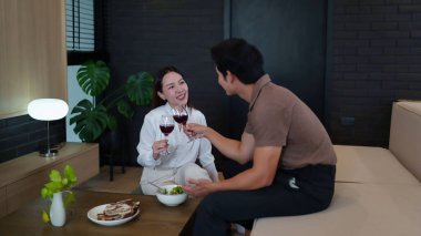 Asyalı bir çift, evdeki bir randevu gecesinde mahrem bir anın tadını çıkarır. Bu sıcak sahnede genç bir kadın ve erkek kadeh kaldırıyor, kırmızı şarap içiyor, akşam yemeğini paylaşıyor ve ilişkiyi kutluyor..