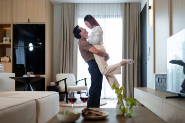 Bu harika görüntü, yetişkin bir Asyalı çiftin eşini şefkatle kucaklayan kocasıyla güzel bir anı paylaştığını gösteriyor. Samimi bir ortamda aşkı, mutluluğu ve birlikteliği ifade eder..