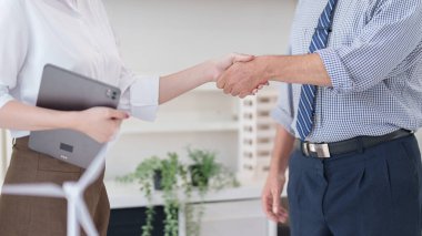 İş adamları yeşil enerji girişiminde el sıkışıyor. Bu işbirliği ESG ilkelerini ve etkili karbon azaltma girişimlerini teşvik etmektedir..