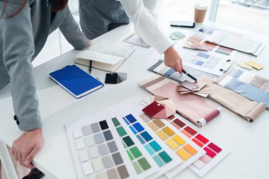 Asyalı kadınlar, iç tasarımcılara ev malzemesi örnekleri seçmelerini, kumaş kumaş kumaş kumaş palet desen tasarımını sunuyor. Mimar yetişkinler, dekoratörler, masa tadilatı..