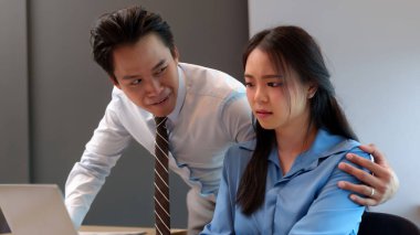 İş yerinde cinsel taciz Asyalı erkek genç Asyalı kadın ofis bilgisayarına uygunsuz bir şekilde dokundu. Rahatsız edici durum, profesyonel çevre istismarı.