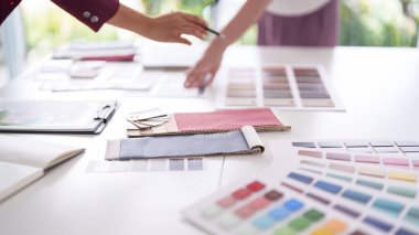 Profesyonel tasarımcılar, yeni konut projeleri için kumaş örnekleri, ev tasarımları, ortak tasarım, yaratıcı çalışma alanları için renk örneklerini inceliyorlar.