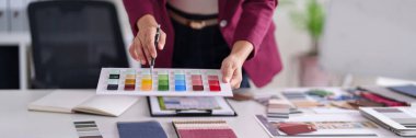 Yetişkin elleri modern bir iç tasarım projesi için canlı renkli fayans örnekleri seçiyor. Mimarlar için ideal ev inşaatçıları ve emlak geliştiricileri