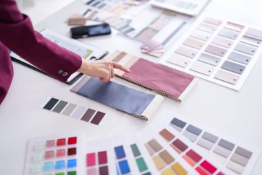 İç proje için çeşitli kumaş ve renk örnekleri seçen mimar. Profesyonel planlama yeni ev ya da ofis alanı tasarımı.