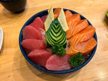 Siyah kasede saşimi