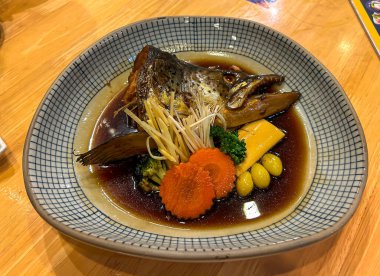 Soya sosunda haşlanmış somon kafası.