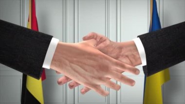 Belçika ve Ukrayna diplomasisi animasyon anlaşması. İş adamı ortağı tokalaşması. Arka planda ulusal bayrak