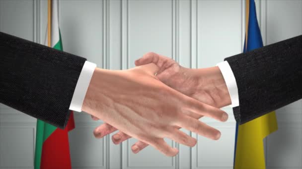 保加利亚和乌克兰的外交处理动画 商人搭档握手 背景上的国旗 — 图库视频影像