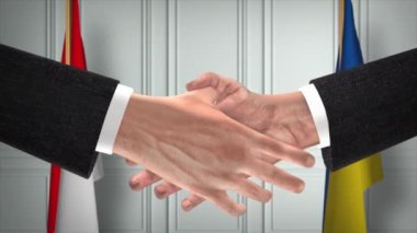 Endonezya ve Ukrayna diplomasisi animasyon anlaşması. İş adamı ortağı tokalaşması. Arka planda ulusal bayrak