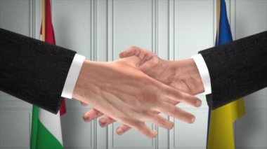 İtalya ve Ukrayna diplomasi animasyon anlaşması yapıyor. İş adamı ortağı tokalaşması. Arka planda ulusal bayrak
