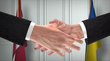 Letonya ve Ukrayna diplomasisi animasyon anlaşması. İş adamı ortağı tokalaşması. Arka planda ulusal bayrak