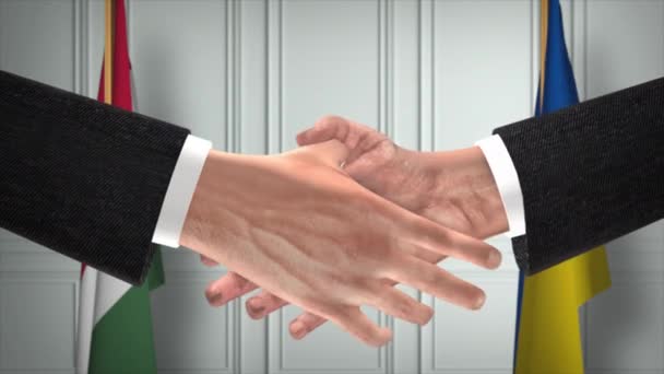 ハンガリーとウクライナの外交はアニメーションを扱う ビジネスマンのパートナー握手 背景に国旗 — ストック動画