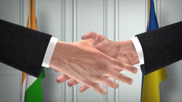 印度和乌克兰的外交处理动画 商人搭档握手 背景上的国旗 — 图库视频影像