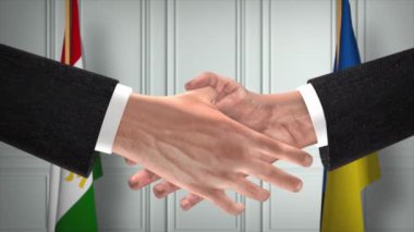 Tacikistan ve Ukrayna diplomasisi animasyon anlaşması. İş adamı ortağı tokalaşması. Arka planda ulusal bayrak