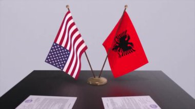 Arnavutluk ve ABD müzakere masasında, diplomatik bir anlaşma. İş ve politika animasyonu. Ulusal bayraklar, diplomasi anlaşması. Kağıt belgeler masanın üstünde. Uluslararası anlaşma