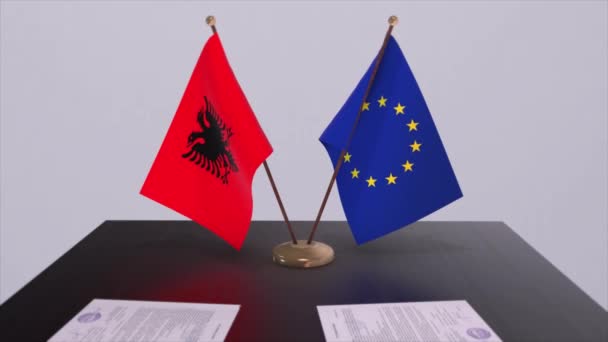 阿尔巴尼亚和欧盟的国旗在桌面上 与国家3D动画的政治交易或商业协议 — 图库视频影像