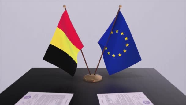 比利时和欧盟的国旗在桌面上 与国家3D动画的政治交易或商业协议 — 图库视频影像