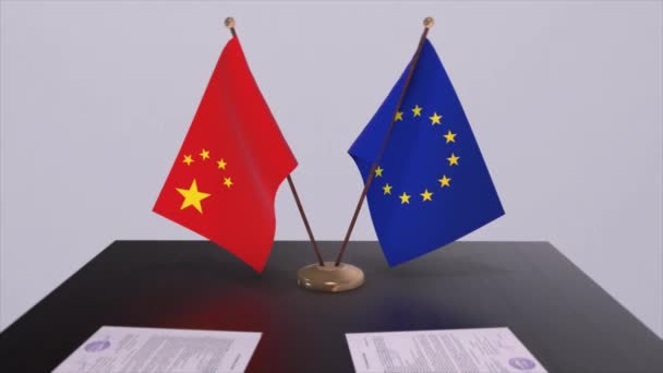 中国とEuはテーブルの上に旗を掲げる 国との政治取引またはビジネス契約3Dアニメーション — ストック動画