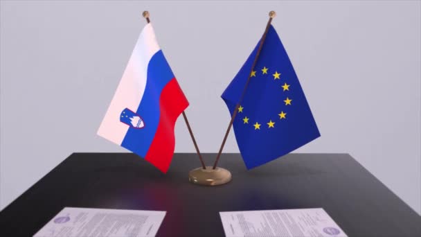スロベニアとEuはテーブルの上に旗を掲げる 国との政治取引またはビジネス契約3Dアニメーション — ストック動画