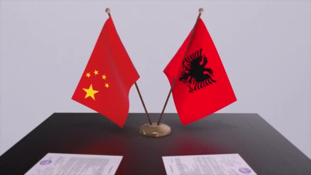 阿尔巴尼亚和中国的国旗 政治概念 国家间的伙伴交易 各国政府的伙伴关系协定 — 图库视频影像