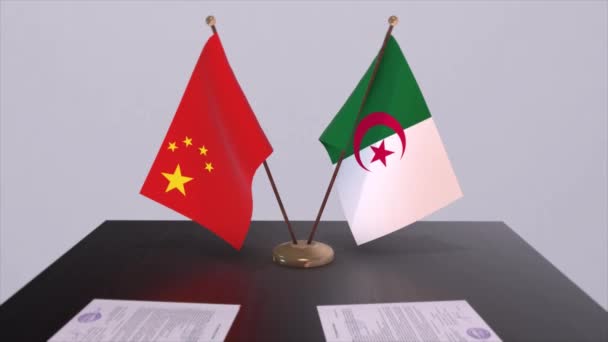 阿尔及利亚和中国的国旗 政治概念 国家间的伙伴交易 各国政府的伙伴关系协定 — 图库视频影像