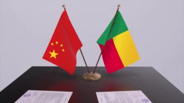 Benin ve Çin bayrağı. Siyaset konsepti, ülkeler arasında ortaklık anlaşması. Hükümetlerin ortaklık anlaşması