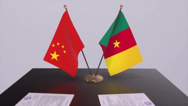 喀麦隆和中国的国旗 政治概念 国家间的伙伴交易 各国政府的伙伴关系协定 — 图库视频影像