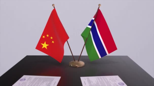 冈比亚和中国的国旗 政治概念 国家间的伙伴交易 各国政府的伙伴关系协定 — 图库视频影像