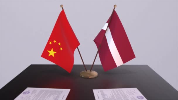 拉脱维亚和中国的国旗 政治概念 国家间的伙伴交易 各国政府的伙伴关系协定 — 图库视频影像
