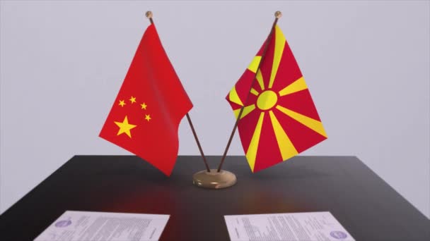 马其顿和中国的国旗 政治概念 国家间的伙伴交易 各国政府的伙伴关系协定 — 图库视频影像