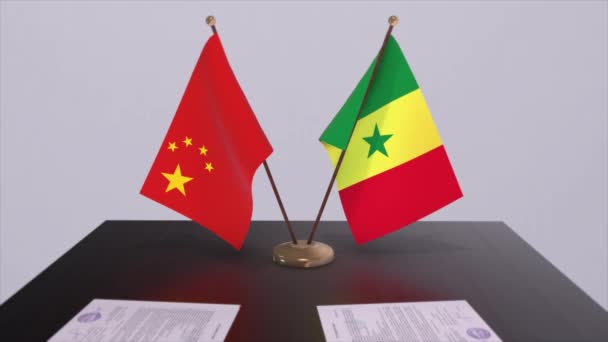 セネガルと中国の国旗 政治概念 パートナー国間の取引 政府間のパートナーシップ協定 — ストック動画