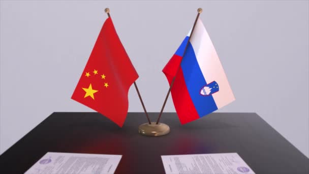 斯洛文尼亚和中国的国旗 政治概念 国家间的伙伴交易 各国政府的伙伴关系协定 — 图库视频影像