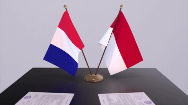 外交会議室のテーブルの上にモナコとフランスの国旗 政治取引協定 — ストック動画
