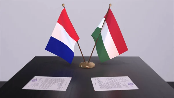 Bandeiras Nacionais Hungria França Sobre Mesa Sala Conferências Diplomáticas Política — Fotografia de Stock