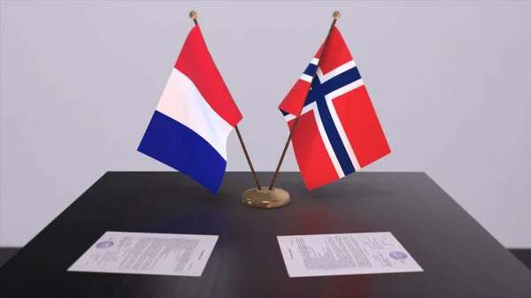 Bandeiras Nacionais Noruega França Mesa Sala Conferências Diplomáticas Política Acordo — Fotografia de Stock