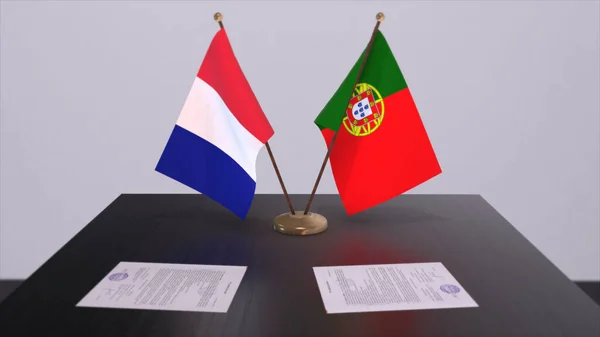 外交会議室でテーブルの上にポルトガルとフランスの国旗 政治取引契約3Dイラスト — ストック写真