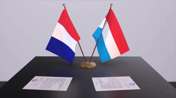 Bandeiras Nacionais Luxemburgo França Sobre Mesa Sala Conferências Diplomáticas Política — Fotografia de Stock