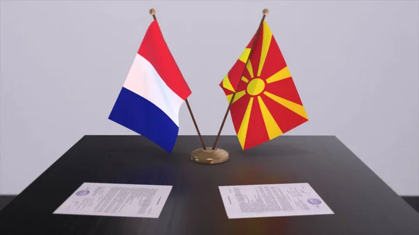Nationale Vlaggen Van Noord Macedonië Frankrijk Liggen Tafel Diplomatieke Vergaderzaal — Stockfoto