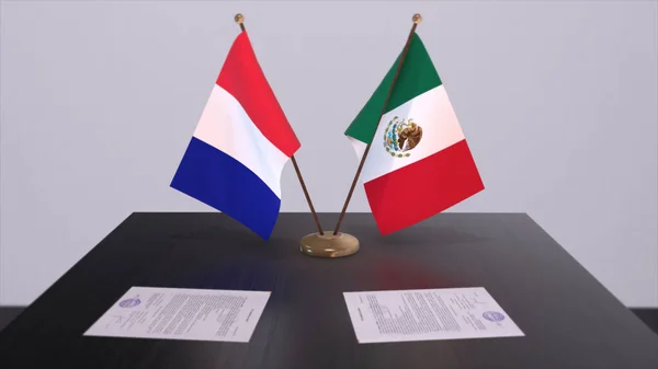 Εθνικές Σημαίες Μεξικού Και Γαλλίας Στο Τραπέζι Στην Αίθουσα Διπλωματικών — Φωτογραφία Αρχείου