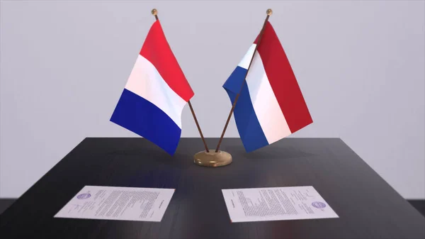 Nederländerna Och Frankrike Nationella Flaggor Bordet Diplomatisk Konferensrum Politik Deal — Stockfoto