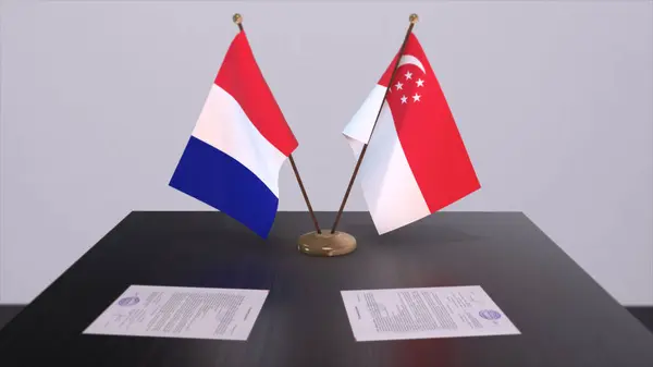 Bandeiras Nacionais Singapura França Cima Mesa Sala Conferências Diplomáticas Política — Fotografia de Stock