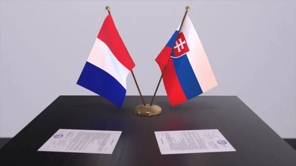 Nationalflaggen Der Slowakei Und Frankreichs Auf Dem Tisch Diplomatischen Konferenzraum — Stockfoto