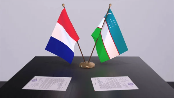 Bandeiras Nacionais Uzbequistão França Sobre Mesa Sala Conferências Diplomáticas Política — Fotografia de Stock