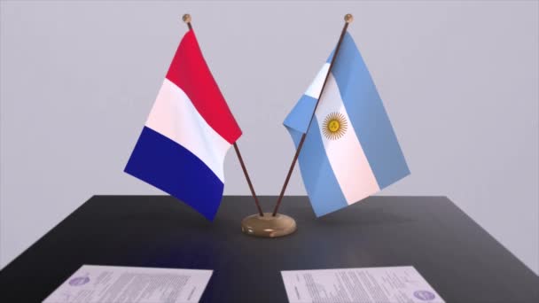 Arjantin Fransa Ulusal Bayrakları Diplomatik Konferans Odasında Masanın Üzerinde Siyaset — Stok video