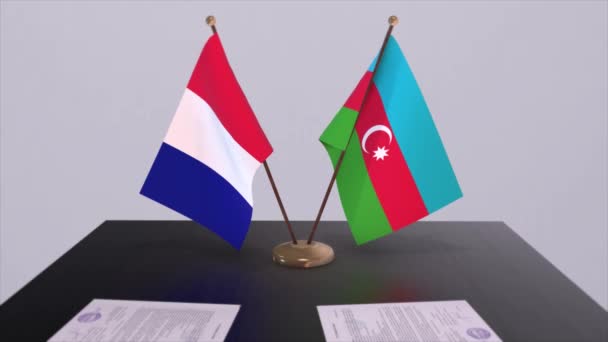 アゼルバイジャンとフランスは外交会議室のテーブルに国旗を掲揚している 政治取引協定 — ストック動画
