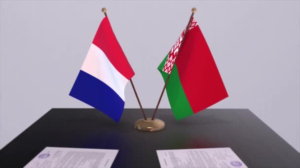 Belarus Fransa Ulusal Bayrakları Diplomatik Konferans Odasında Masanın Üzerinde Siyaset — Stok video