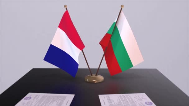 Bulgarien Och Frankrike Nationella Flaggor Bordet Diplomatisk Konferensrum Politikavtal — Stockvideo
