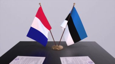 Estonya ve Fransa ulusal bayrakları diplomatik konferans odasında masada. Siyaset anlaşması