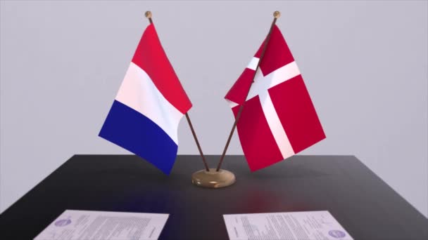 丹麦和法国国旗在外交会议室桌上 政治交易协议 — 图库视频影像